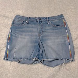Jean shorts with color accents